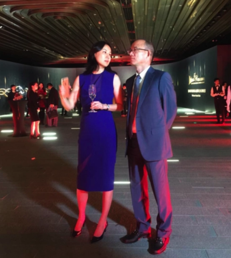 主持人王津元嫁大4岁富豪郭广昌连生3个孩子她过得幸福吗