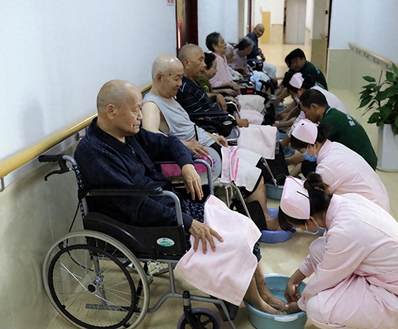 回顾:养老院不为人知的"潜规则",吃绝户和翻床率,百万人的真相