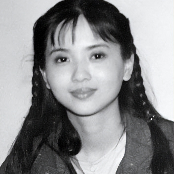 父母的鼓励下,她迈出了自己的第一步,因为表演的天赋成为了正式的演员