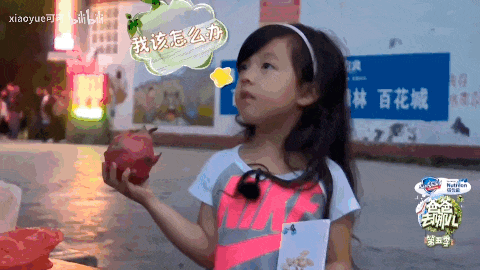 好久不见吴尊的女儿neinei啦和妈妈越来越像了