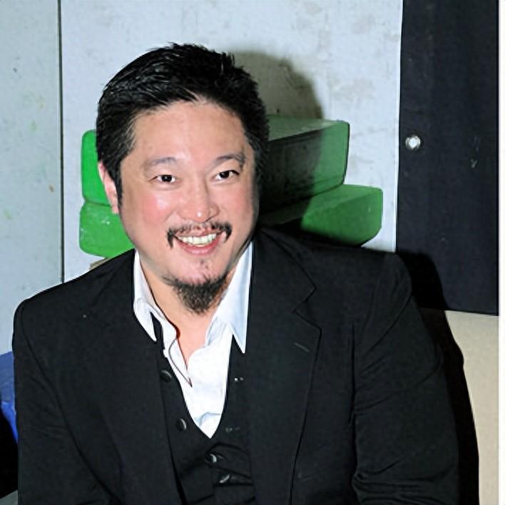 千亿驸马陈子聪:两年前大动脉破裂命悬一线,今重返舞台嗨唱摇滚