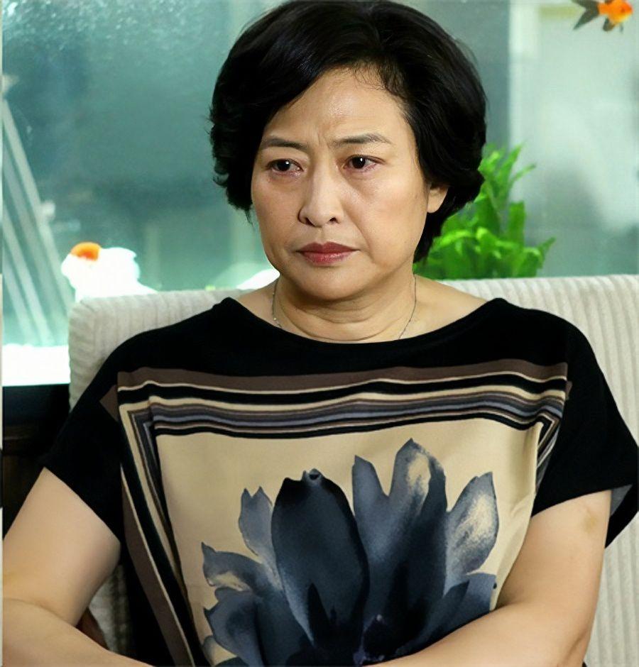 著名演员许娣嫁给班长恩爱42年65岁再翻红如今幸福美满