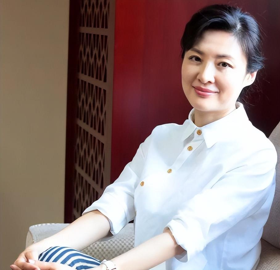 央视主持人周涛第一段婚姻让她痛苦第二段婚姻给她救赎