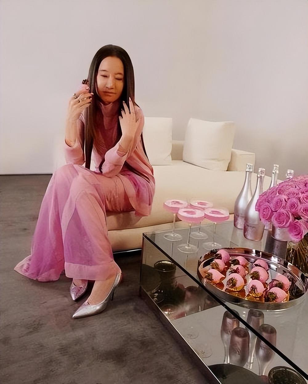 亿万富婆王薇薇74岁长得像24岁年过七旬身边追求者一堆