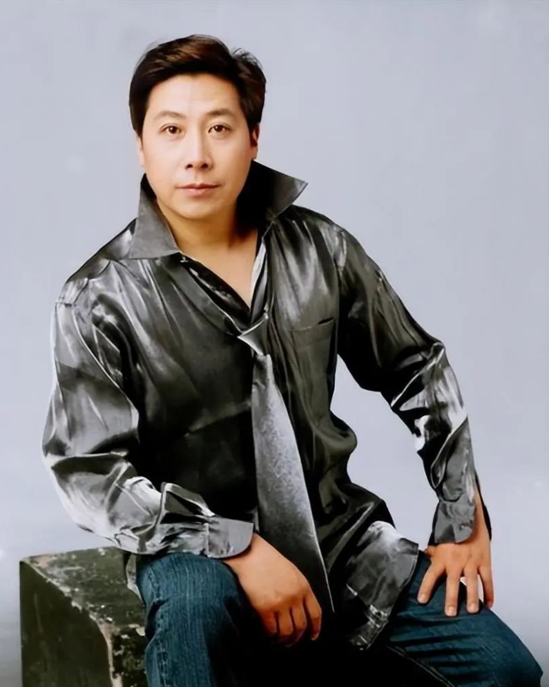 魏金栋多次上春晚被誉为新春第一唱娶圈外妻子恩爱幸福