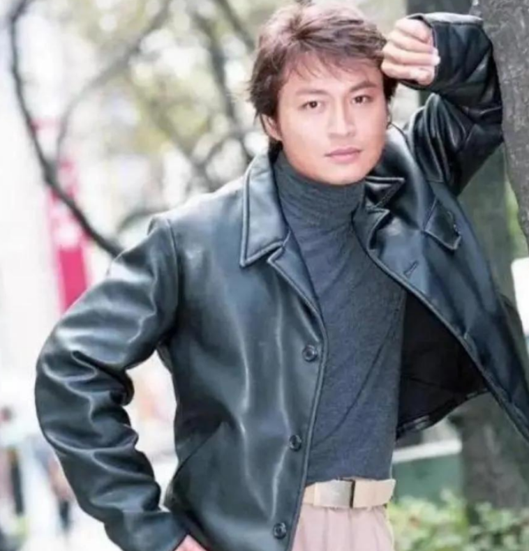 她清纯漂亮事业上升期嫁大21岁老公十年生一对儿子后突然离婚