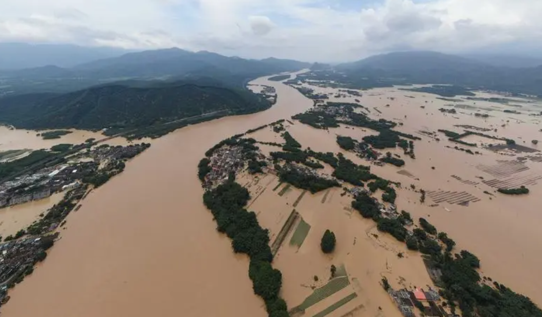 15岁抗洪救灾,23岁拯救12名战友