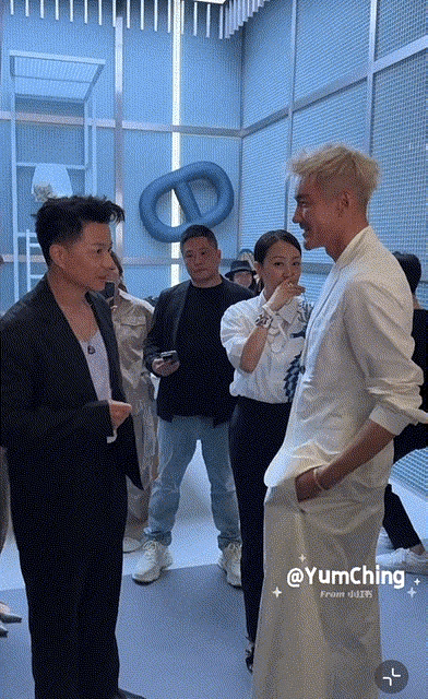 这次没有登台走秀,可能是因为男演员中非专业模特的数量太多了,所以他