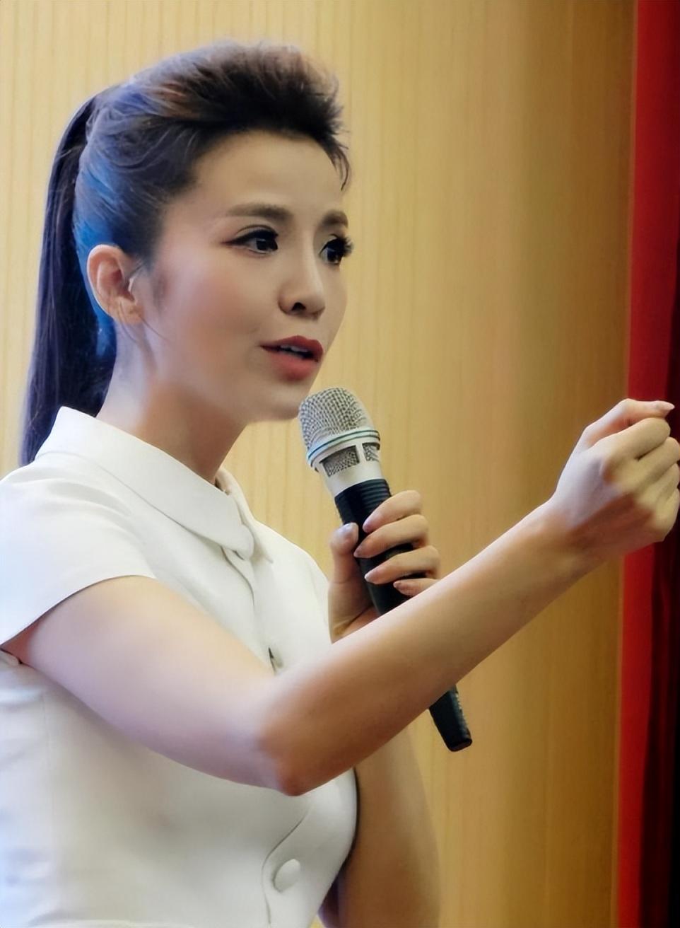 朱迅嫁大8岁王志伺候瘫痪公公抗癌期母亲成心中遗憾的痛