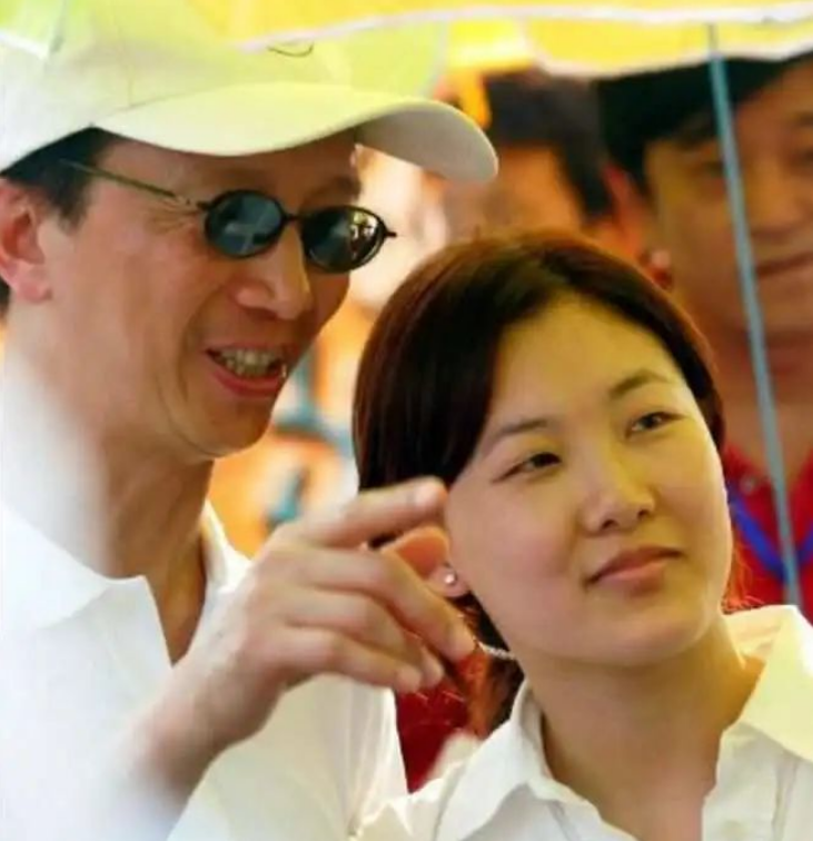 22年前不顾全家反对嫁大26岁丈夫的伏明霞后悔了吗