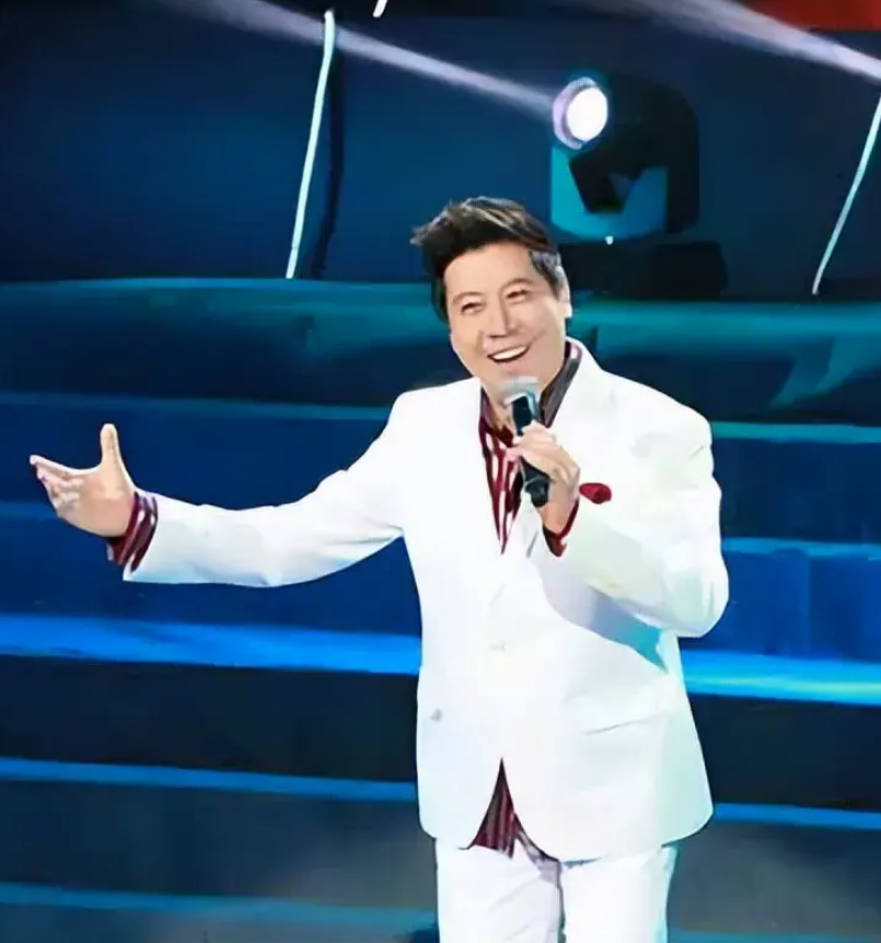 魏金栋多次上春晚被誉为新春第一唱娶圈外妻子恩爱幸福