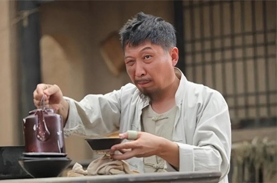 他一眼爱上妻子拍戏30年钱都上交爱好回家吃饭做家务