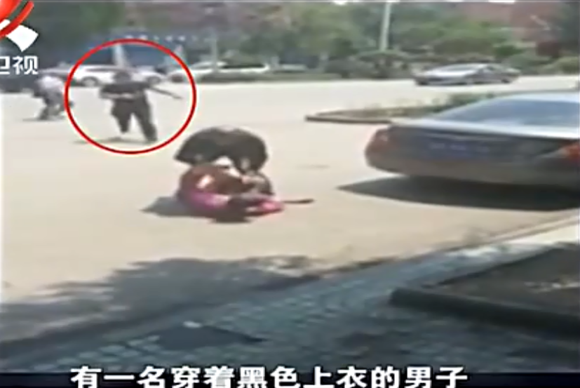 2016年男子被四名壮汉当街暴打警察调查后打人者每人奖一万