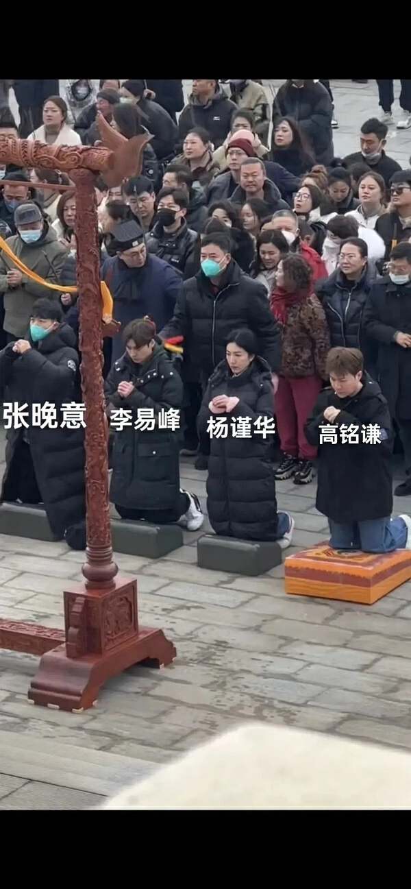 关键是几天前,她刚刚被拍到和瓢虫李易峰一起去拜佛.