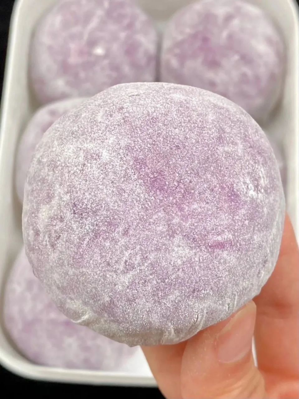 融合传统与现代元素的创意甜点,外皮柔软q弹,内馅以紫薯泥和奶油为主