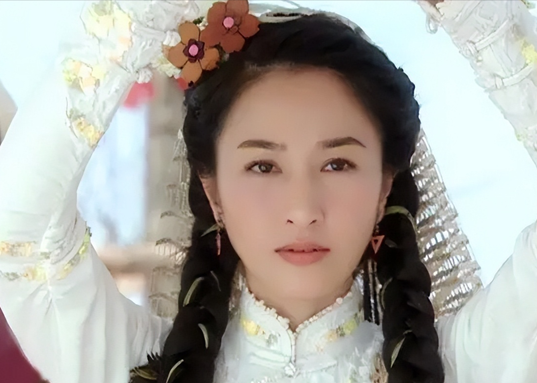 关咏荷,饰演霍青桐