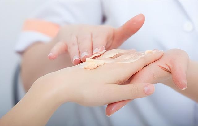 "不涂护手霜"和"涂护手霜"的人,长时间后,双手有哪些不同?