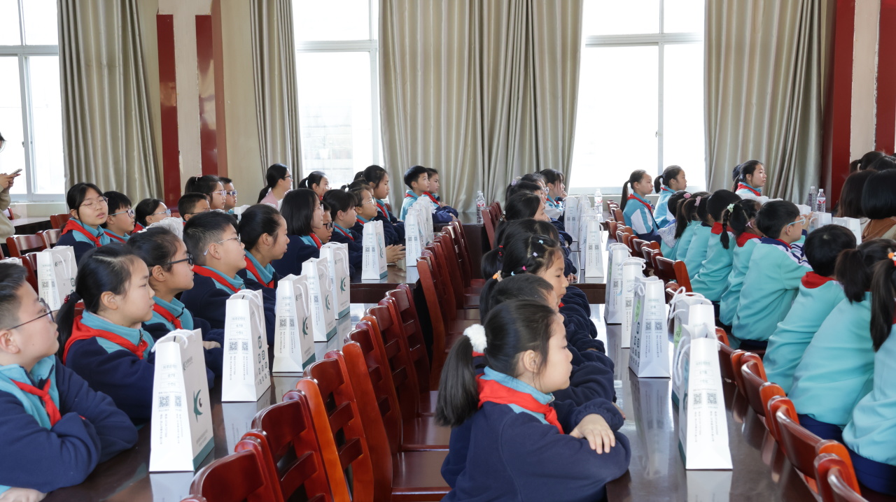 京山康泽眼科医院公益眼镜捐赠仪式在京山小学举行