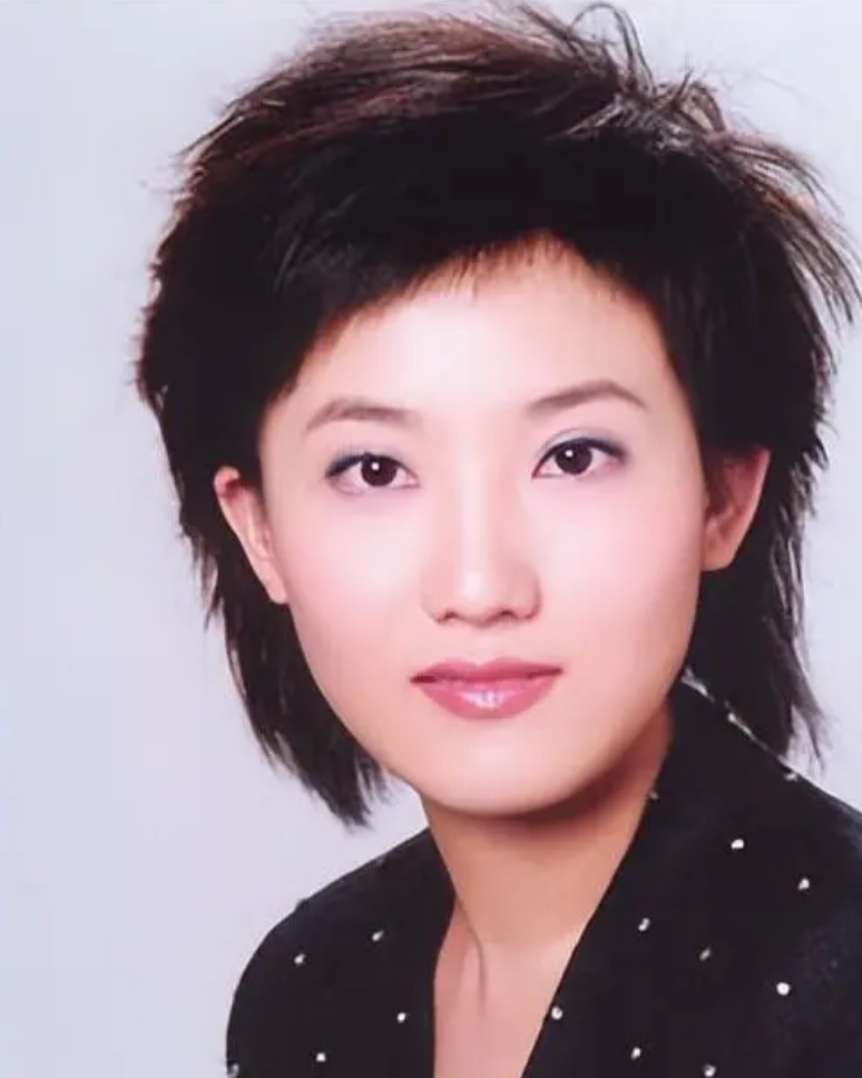 最终,郑天亮顺利通过试镜,成为了《东方时空》这档栏目的新主持人.