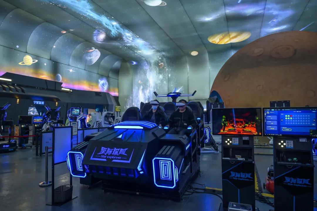 高速公路上建起的购物中心