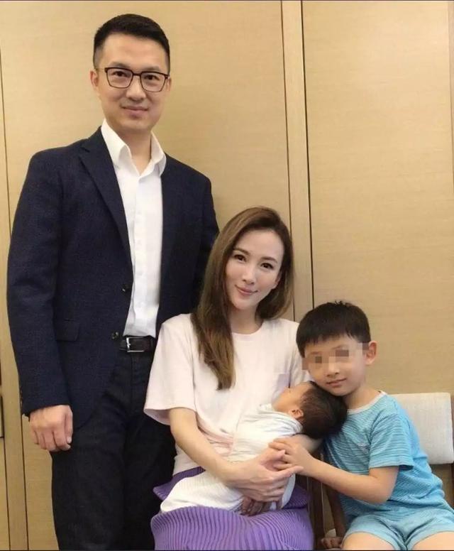 陈法拉官宣二胎从豪门弃妇到外交官夫人谁还记得她的陈年八卦