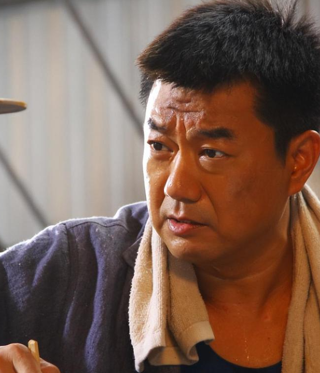 演员董勇:离异后恐婚,被哥嫂催婚相亲,47岁当爹乐开花