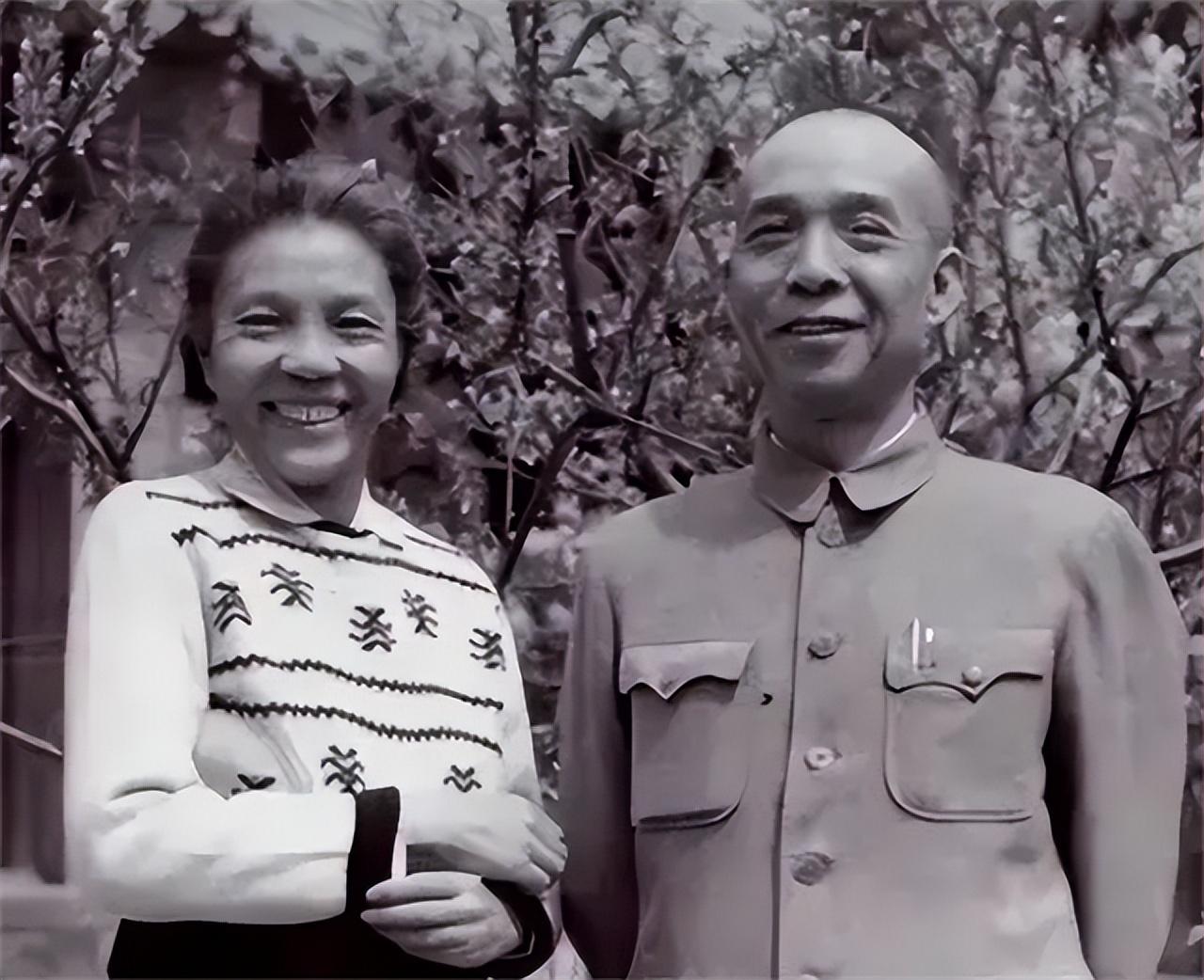 葛兰英闻之大喜,当机立断,带上大女儿和外孙女,祖孙三代,一块儿到长沙