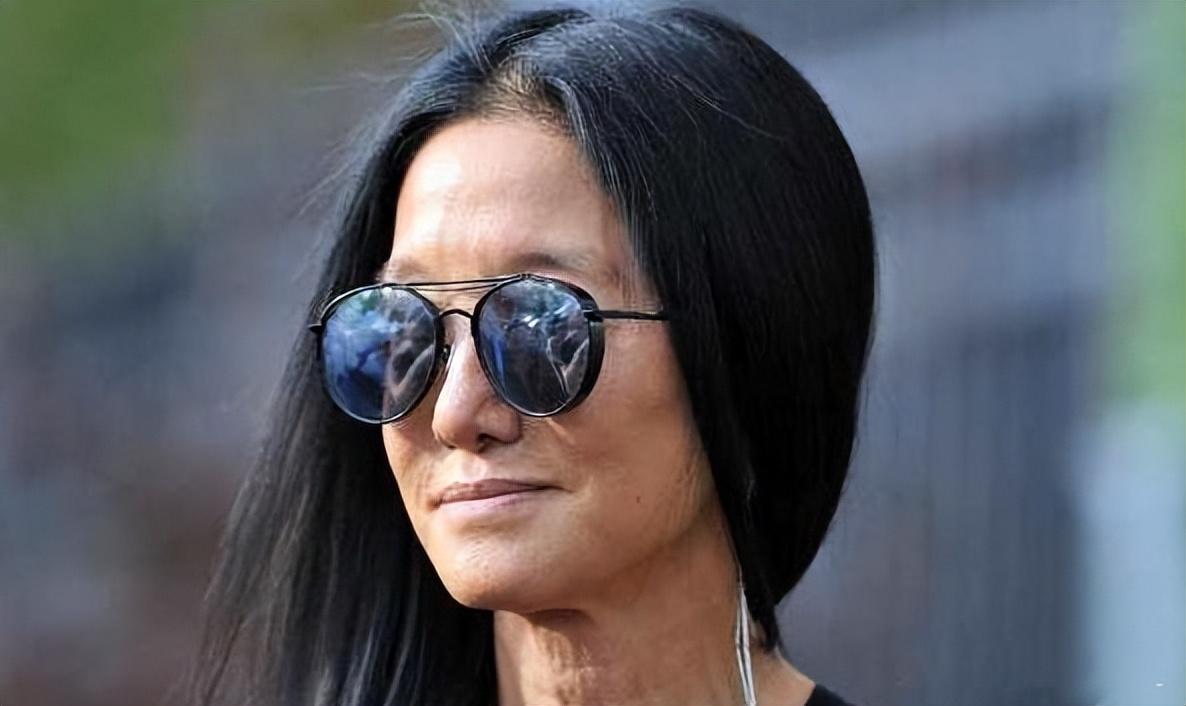 亿万富婆王薇薇74岁长得像24岁年过七旬身边追求者一堆