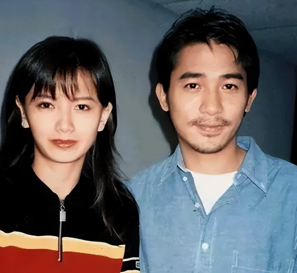 在他们第二次分手后,他因为拍《倚天屠龙记》和自己的小迷妹黎美娴走