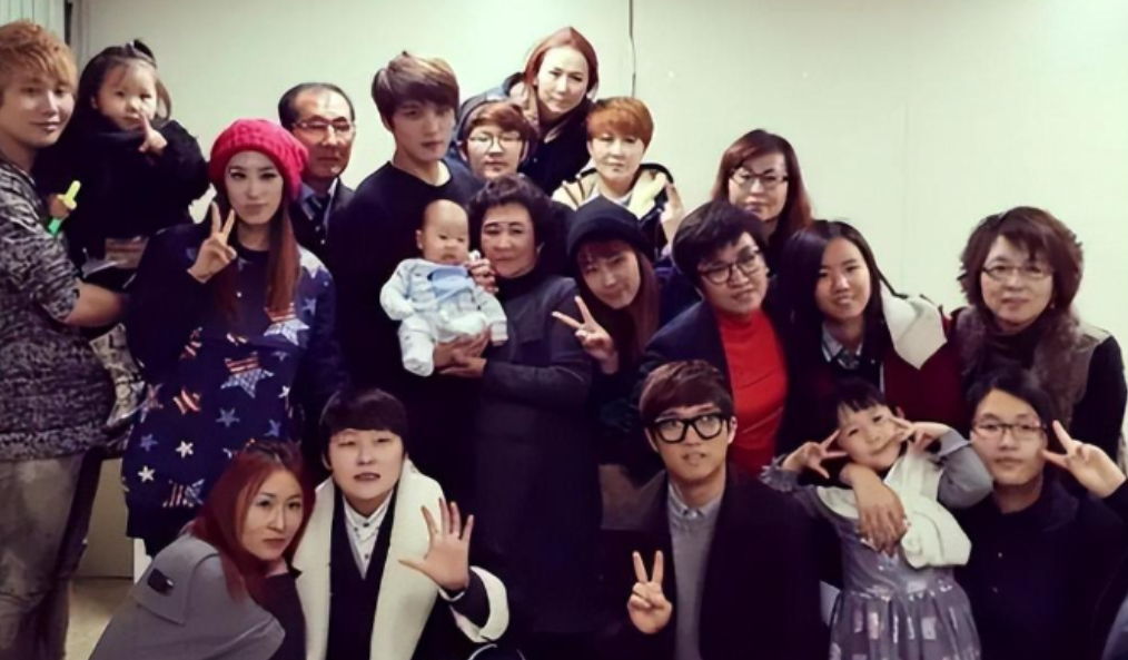 3岁遭抛弃被养父家8个姐姐宠爱红遍亚洲后亲生父母上门认亲