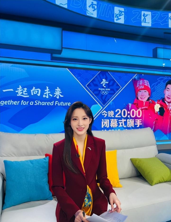 新上任的央视一姐风头盖过董卿和李红美貌堪称天仙