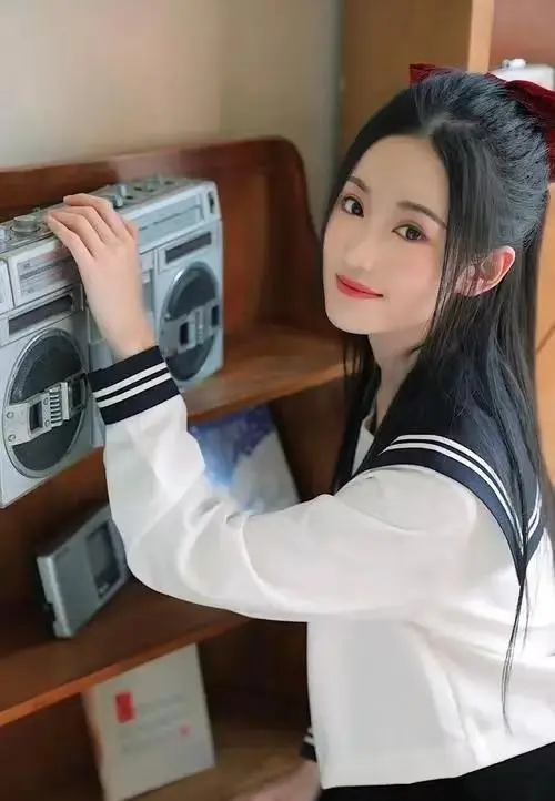 当黄诗佳辗转于多个剧组,却始终籍籍无名之时.