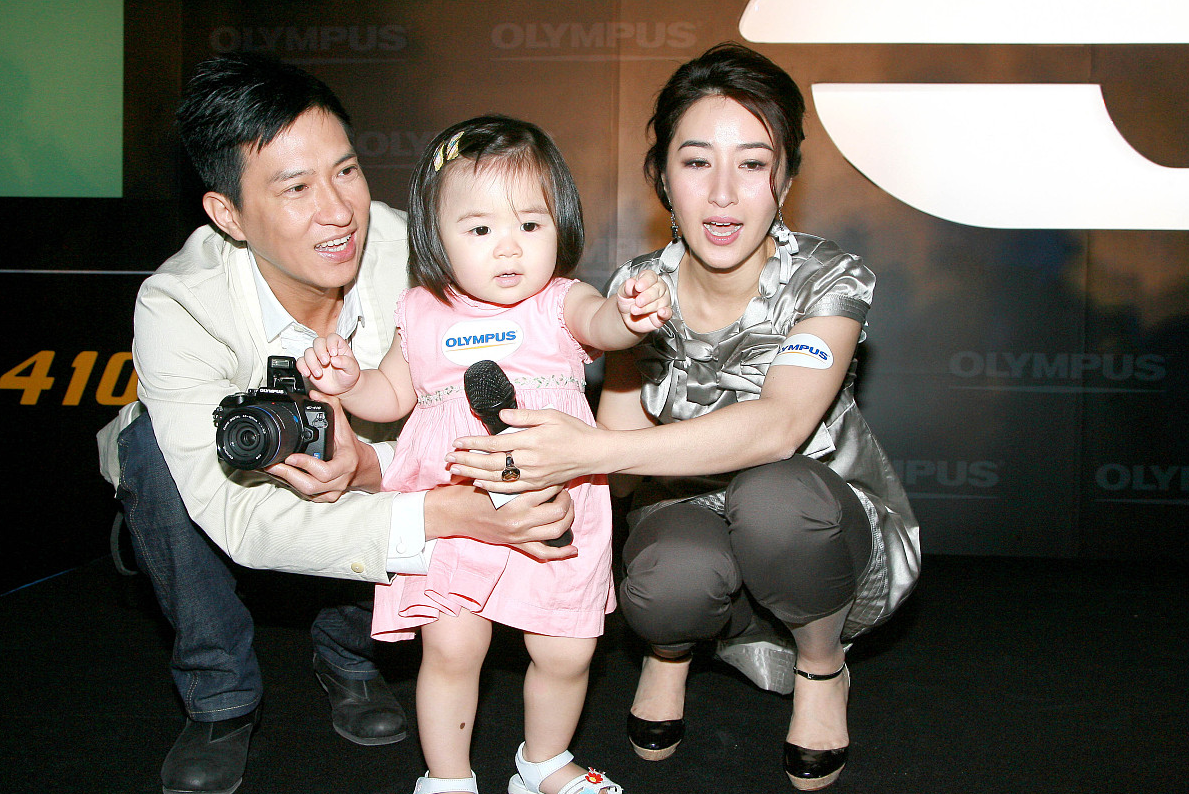 所以当张家辉拿到荣誉的第一时间,就是感谢妻子关咏荷.