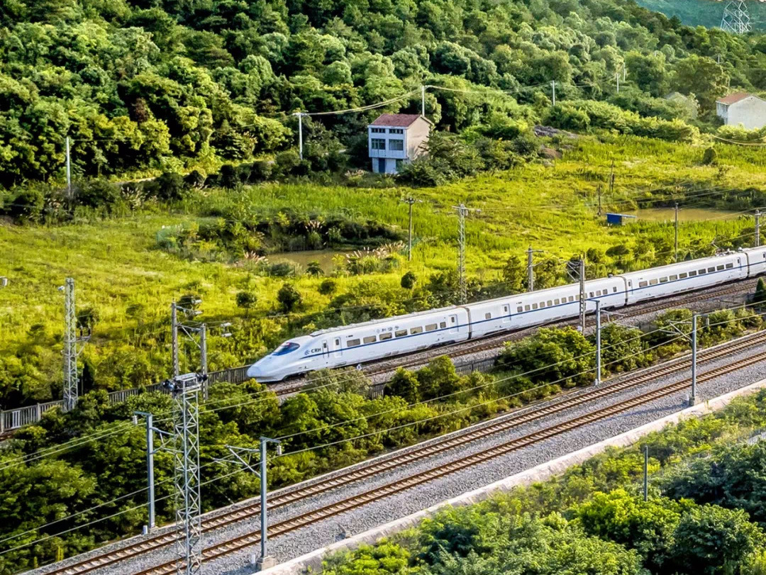 板块带来的发展红利,花山板块与其他区域的板块,存在着江湖山的阻隔