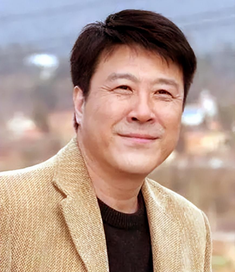 著名演员吕凉父母早逝把岳父母当成亲生父母为爱牺牲了太多