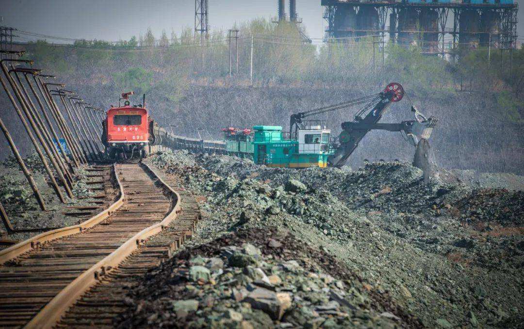 回顾55米厚的煤层开采了118年中国的露天煤矿现在怎么样了