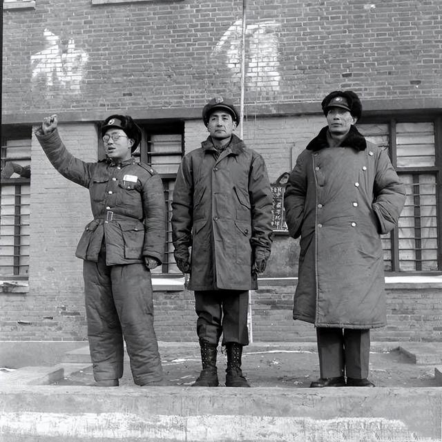 1948年营口国民党军政首脑开会警卫员端冲锋枪冲入都不许动