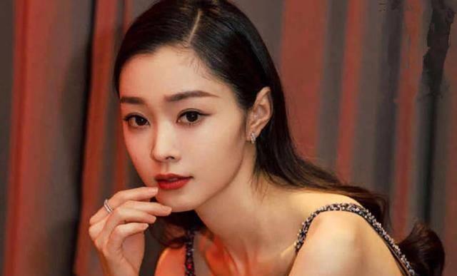 后来发生的一件事更是让宋轶深陷舆论泥潭,吴秀波被曝出出轨丑闻,其