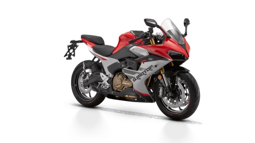 飞升13名,荣获榜4,并且在人气车型榜中,首次杀入了前三名,在春风450sr