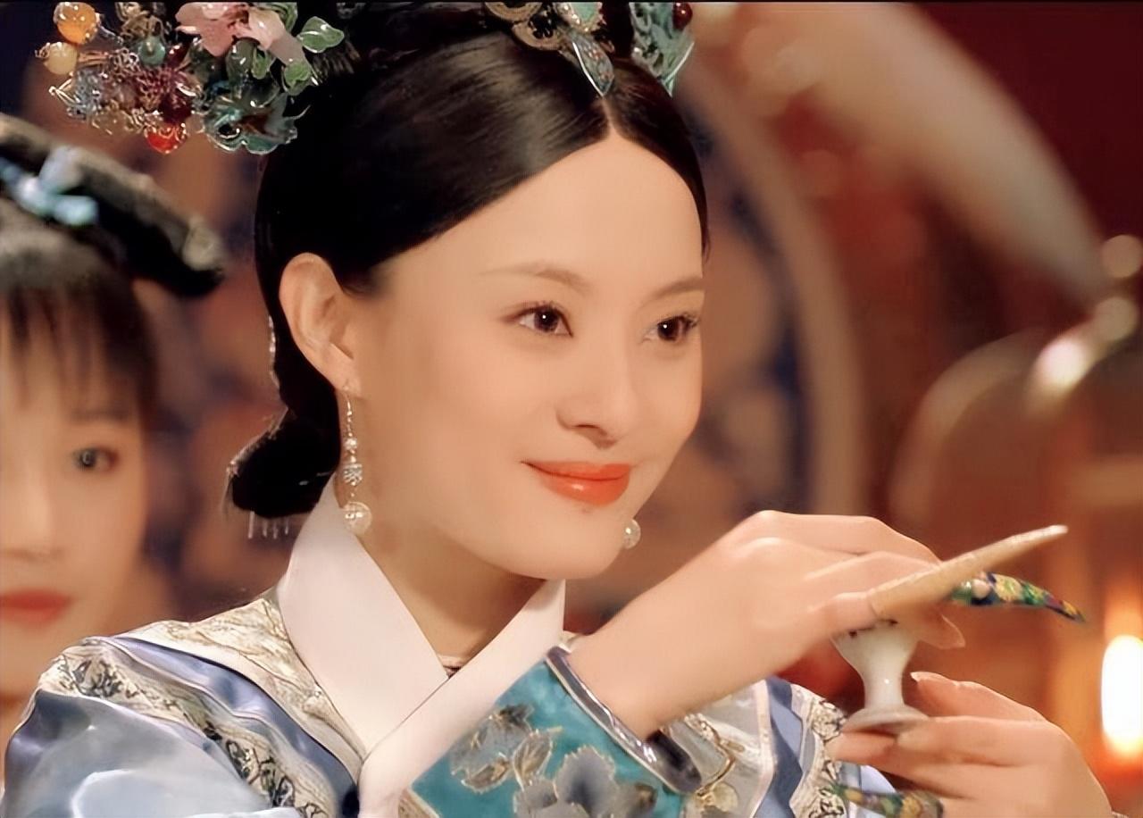 首先就是饰演女主甄嬛的孙俪,参演《甄嬛传》时,她还没到30岁.