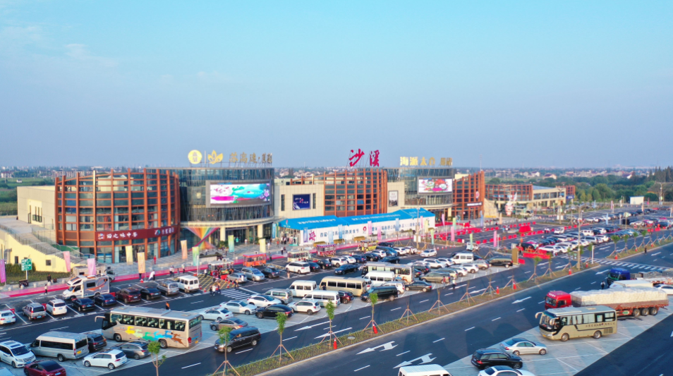 高速公路上建起的购物中心