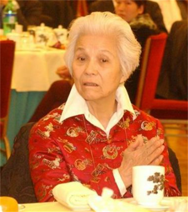 葛兰英闻之大喜,当机立断,带上大女儿和外孙女,祖孙三代,一块儿到长沙