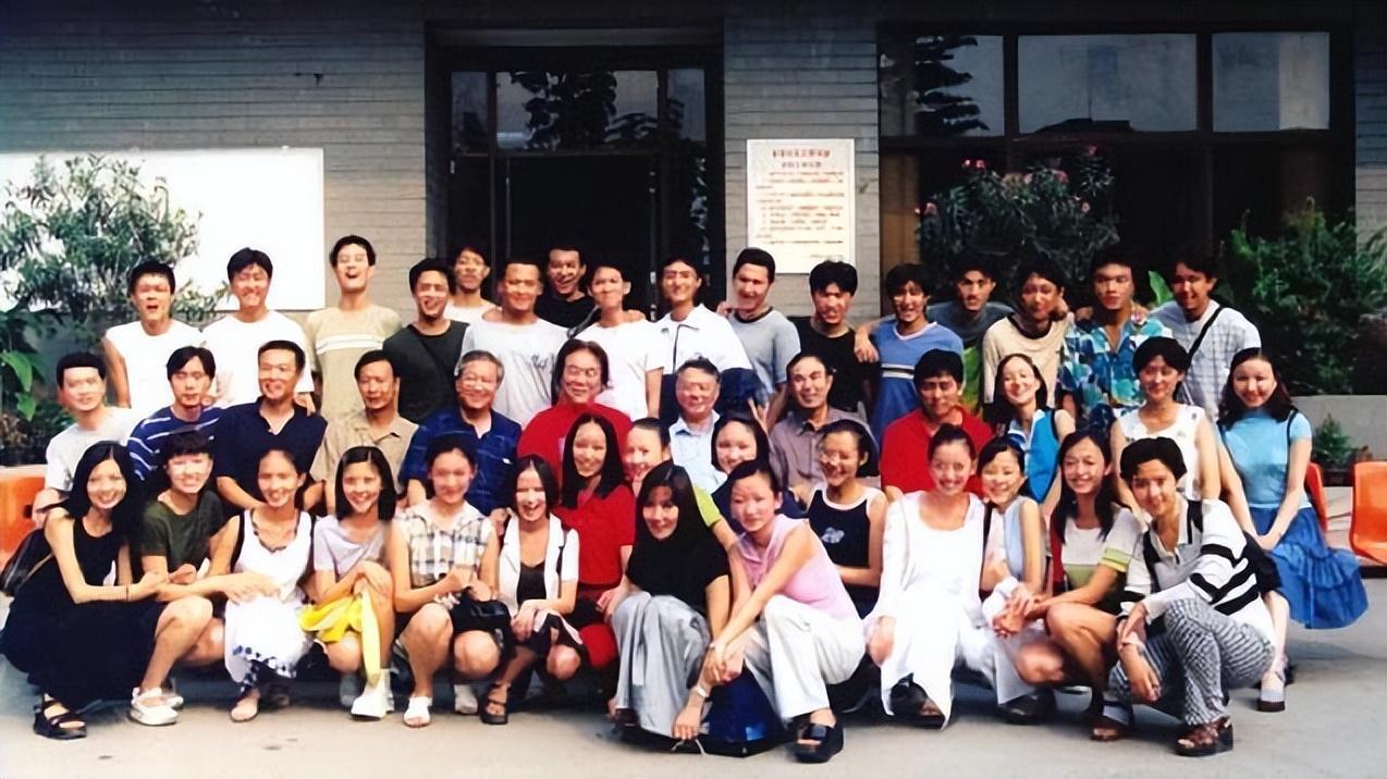 他是张嘉译的亲表弟被表哥用11部戏带红登上央视后走红扩大