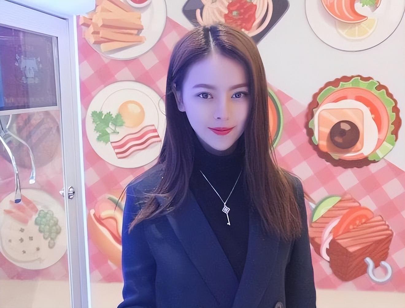 这个角色由当时还在上学的女演员黄蕾饰演.