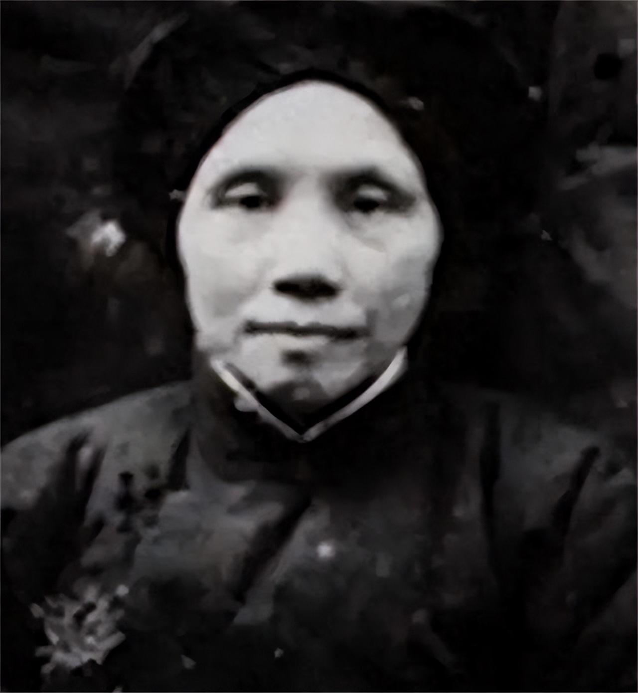 葛兰英闻之大喜,当机立断,带上大女儿和外孙女,祖孙三代,一块儿到长沙