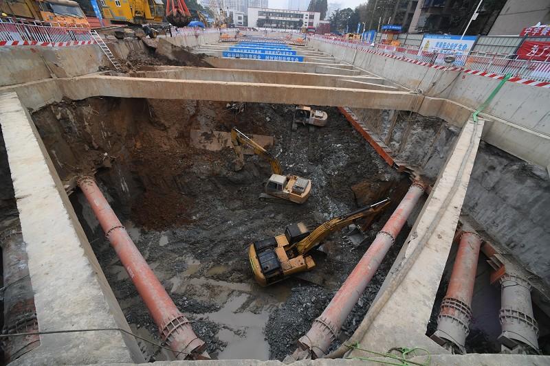 这就不得不提到地铁常用的几个修建方法,其实修地铁的方式有很多,基坑