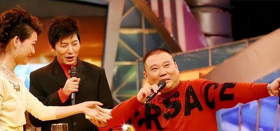 加上他是给安徽卫视当红主持人周群总综艺节目的搭档,更是需要做出