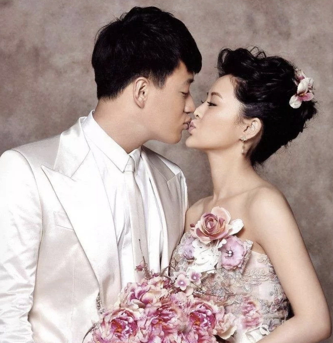 2004年,凭借电视剧《玉观音》夺得电视金鹰奖观众喜爱的电视剧男演员