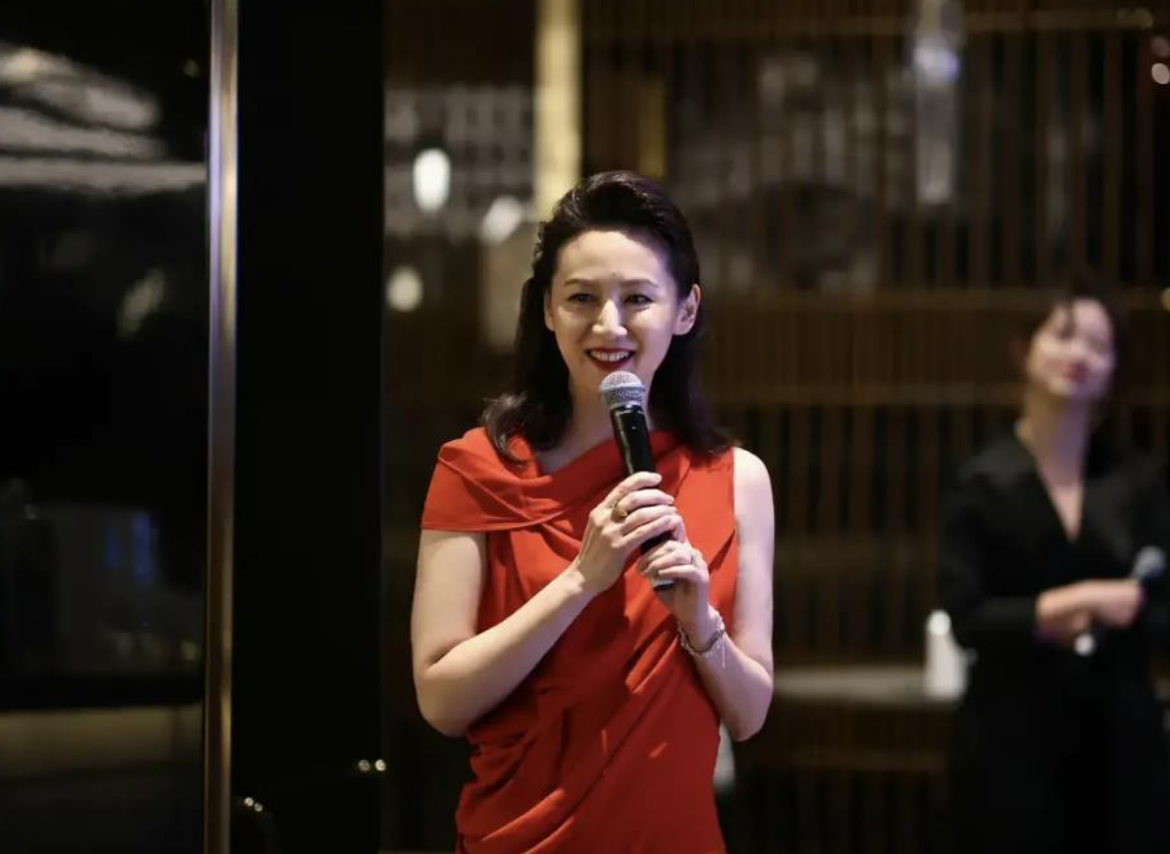 主持人王津元嫁大4岁富豪郭广昌连生3个孩子她过得幸福吗