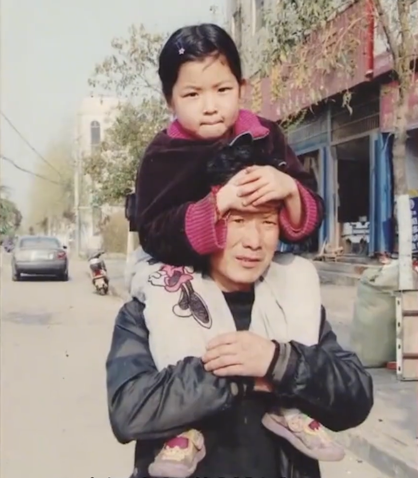 2004年河南老人捡到弃婴倾家荡产养育17年今妻离子散后悔了吗